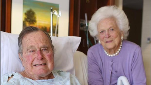 Hospitalizan a George Bush padre días después de la muerte de su esposa