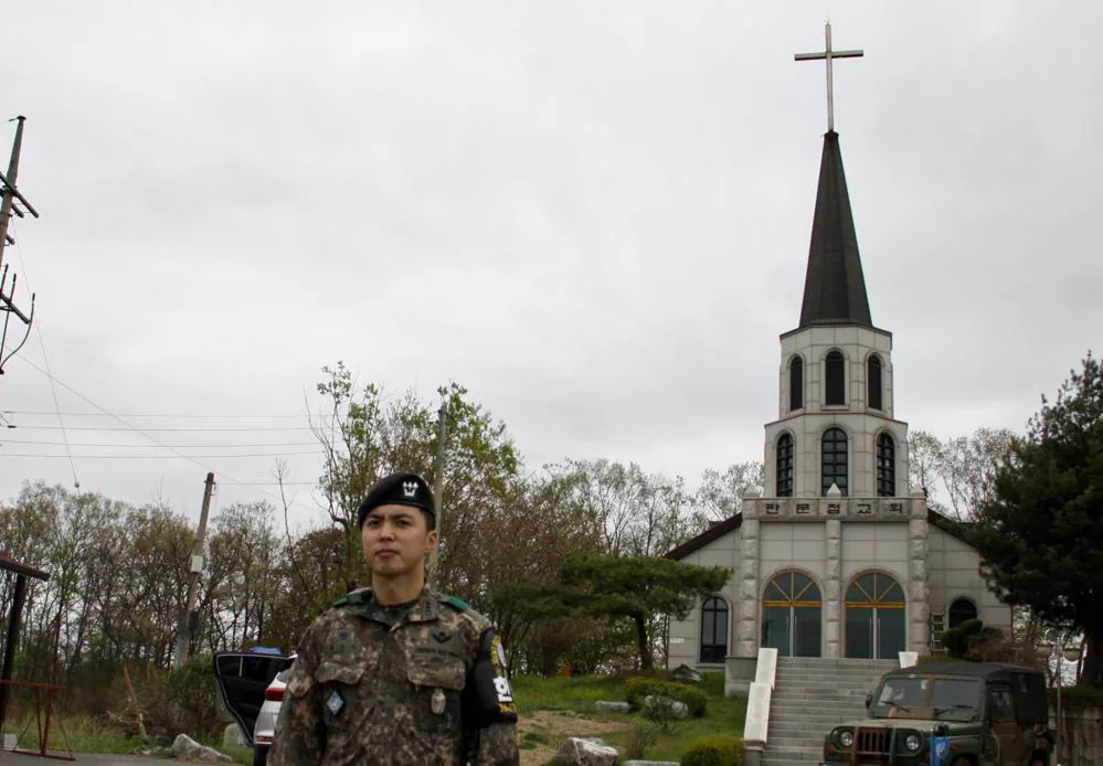 El pueblo de Taesung cuenta con una iglesia, protegida por los soldados