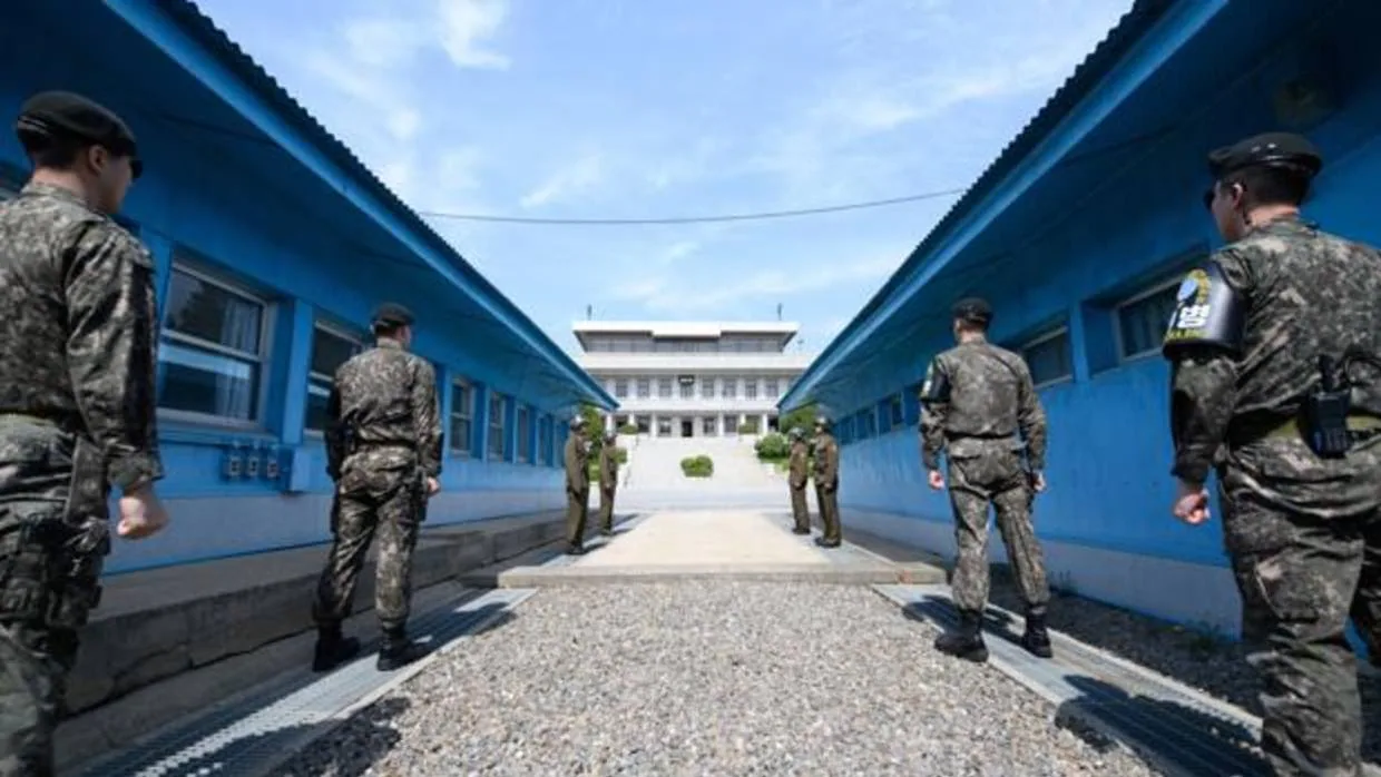 Soldados norcoreanos hacen guardia en la zona desmilitarizada que separa ambas Coreas