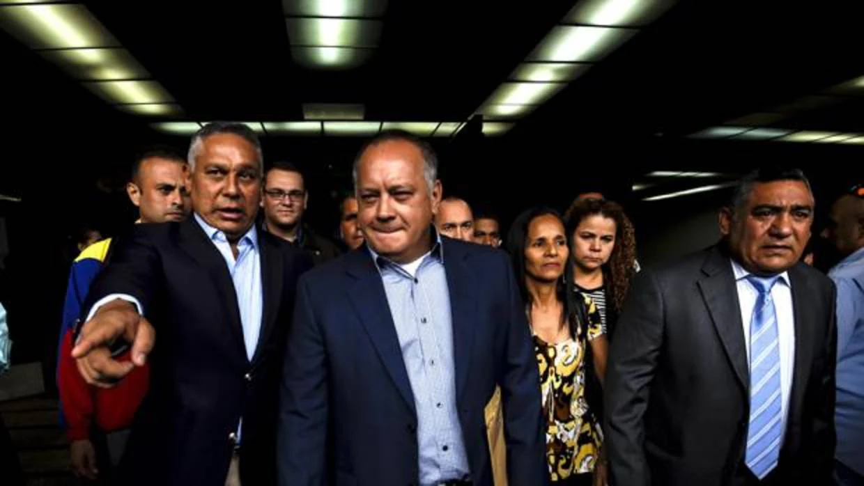 Diosdado Cabello (en el centro), en la Fiscalia venezolana