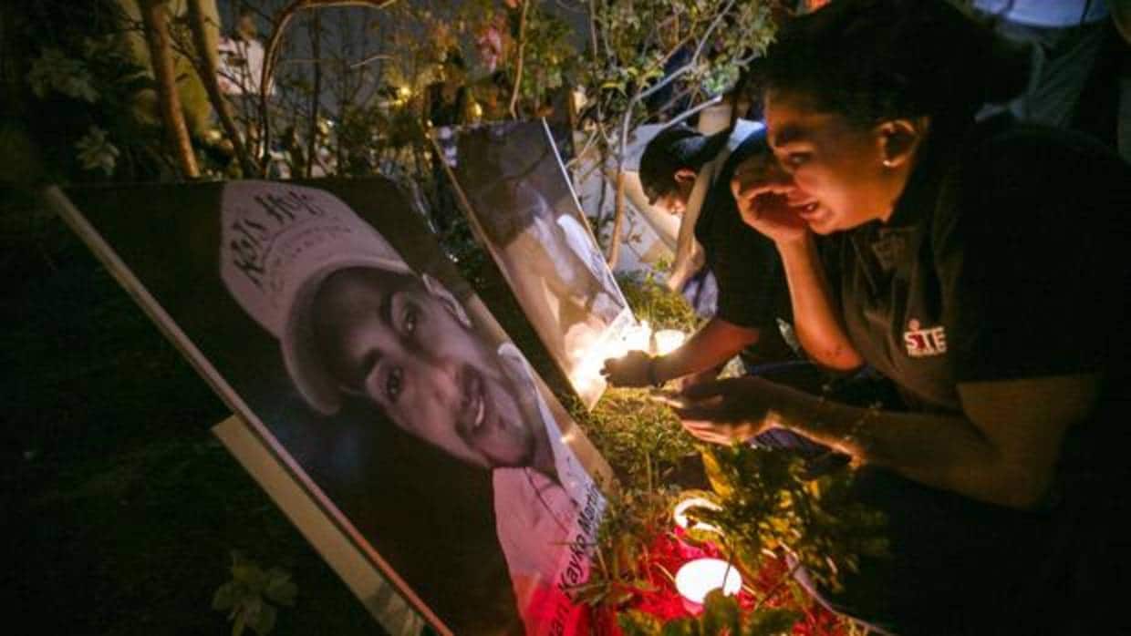 Una mujer llora ante la foto de joven muerto durante las protestas en Nicaragua