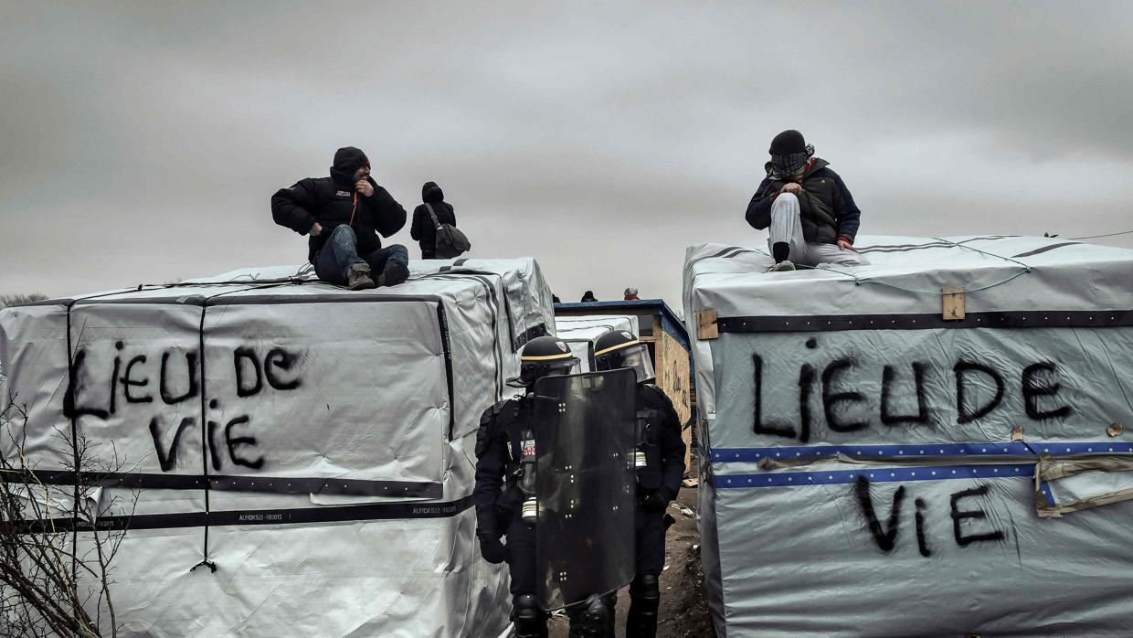 La Poicía desaoja los campamentos de los refugiados