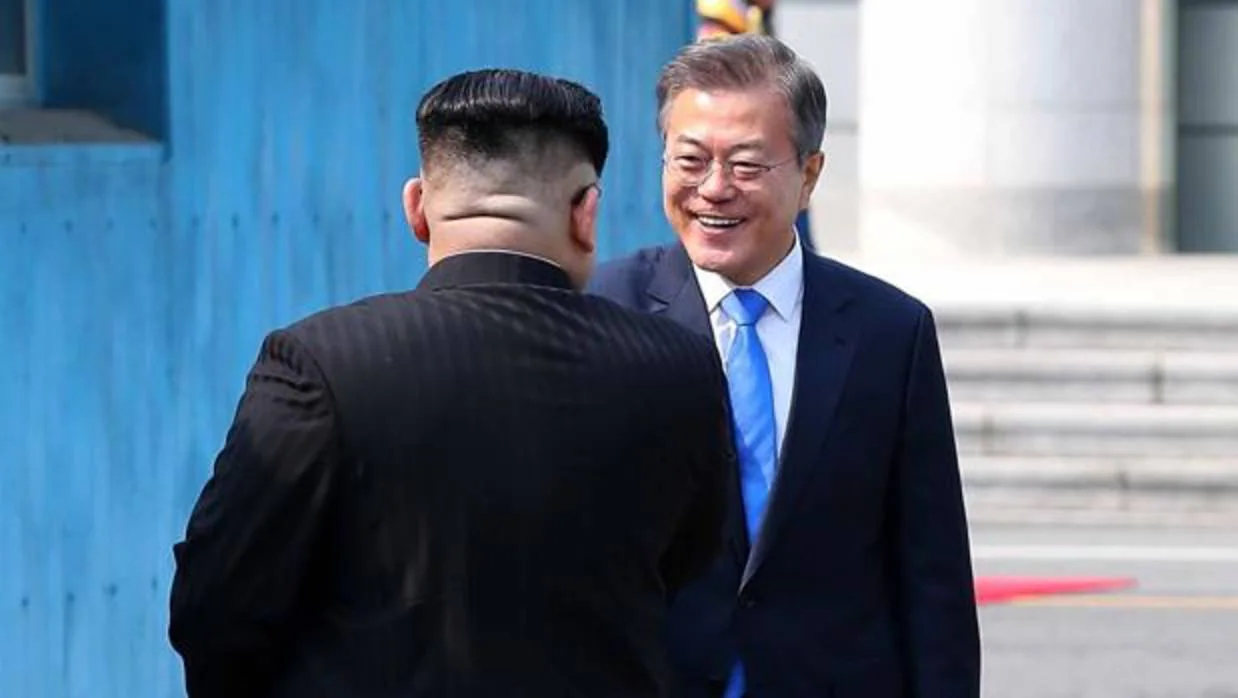Kim Jong-un y Moon Jae-in se saludan en la frontera entre las dos Coreas