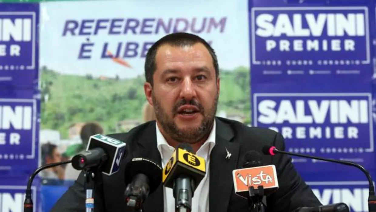 El líder de la ultraderechista Liga Norte, Matteo Salvini, ofrece una rueda de prensa tras el consejo federal del partido, en Milán (Italia)