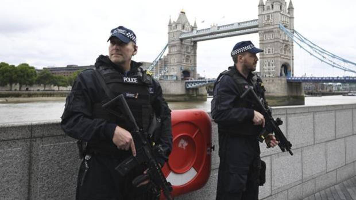 Policías armados junto al Puente de Londres, en una imagen de archivo
