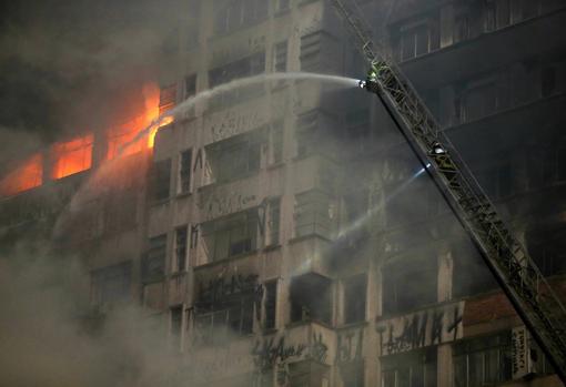 Al menos un muerto tras el derrumbe de un edificio de 24 plantas incendiado en Sao Paulo