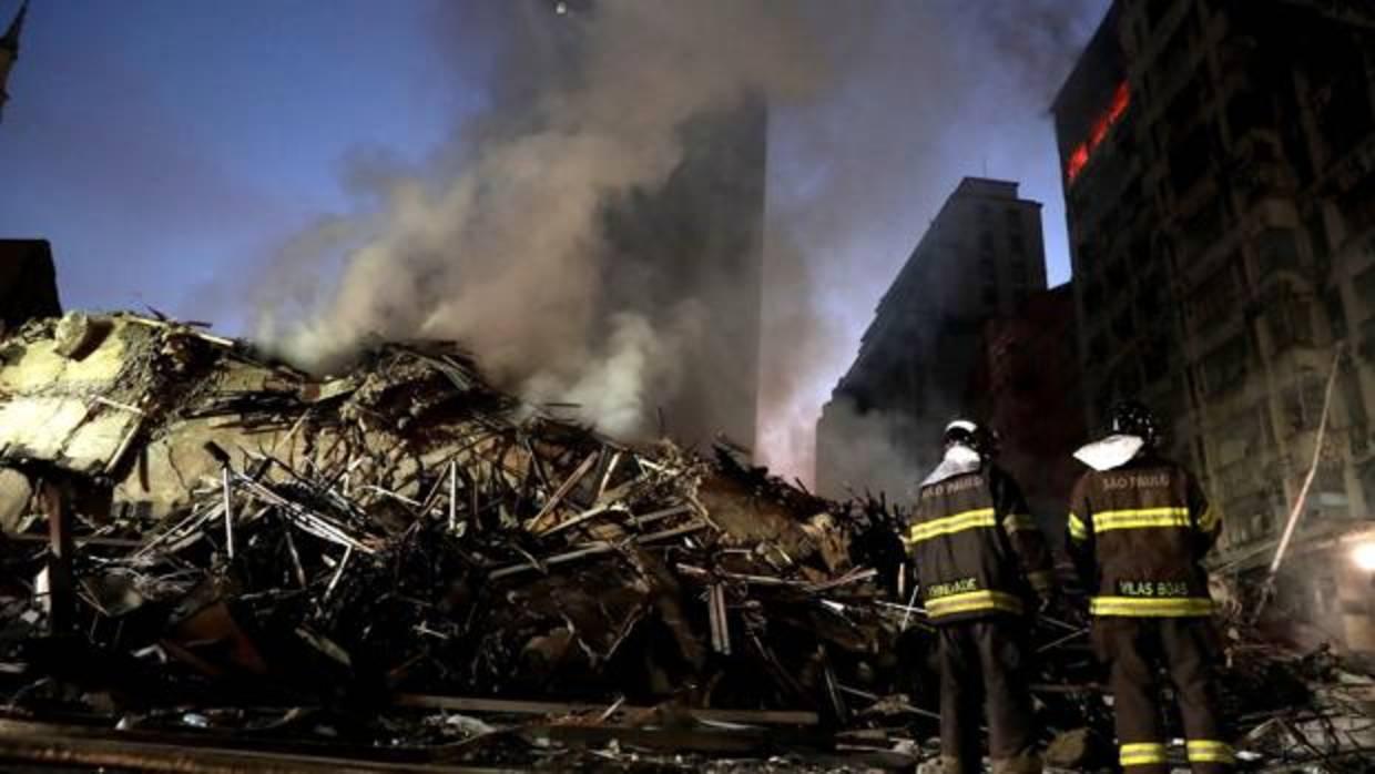 Al menos un muerto tras el derrumbe de un edificio de 24 plantas incendiado en Sao Paulo