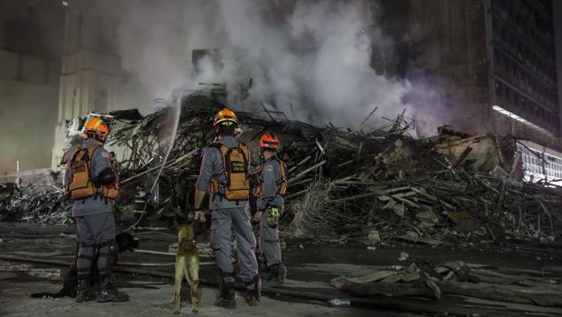 Los bomberos buscan a 44 desaparecidos tras el derrumbe del edificio en Sao Paulo