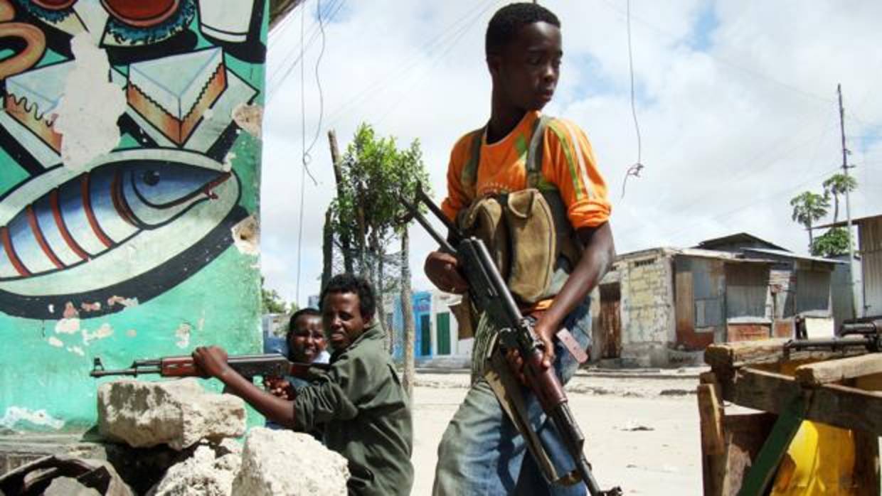 Niños armados custodian un enclave islamista en Mogadiscio