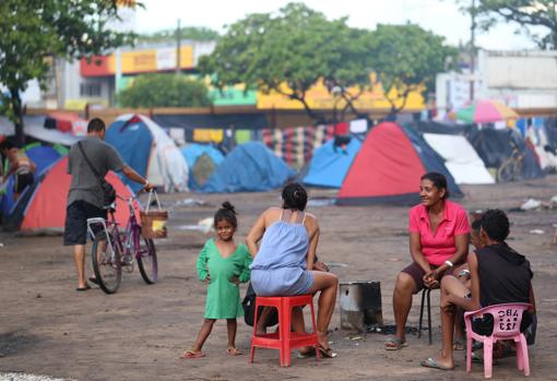 Refugiados venezolanos en la plaza Simón Bolívar de Boa Vista