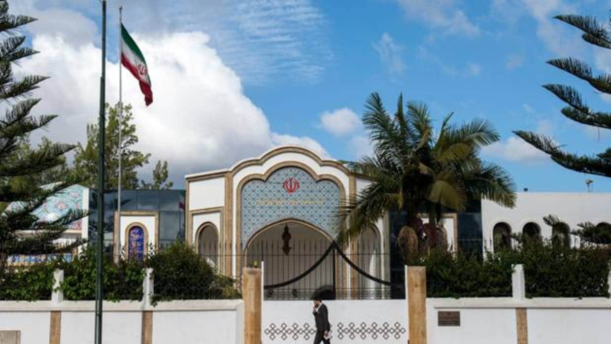 Un hombre pasa frente a la embajada de Irán en Rabat