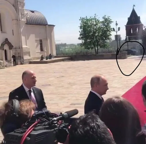 Putin saludo a seguidores tras jurar su cargo. Al fondo, se puede ver la nueva limusina presidencial aparcada en un lugar apartado del Kremlin