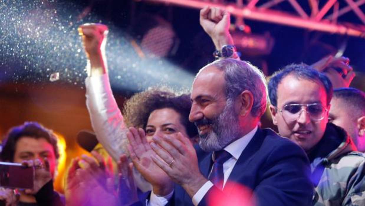 El líder de la oposición, Nikol Pashinián, celebra tras elegido primer ministro del país como único candidato, en una jornada clave para poner fin a la crisis política, en Ereván (Armenia)