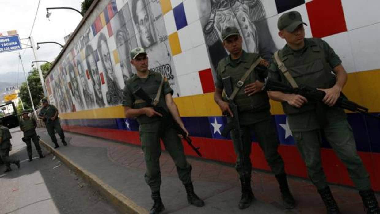 Soldados de la Guardia Nacional Venezolana vigilan la frontera con Colombia