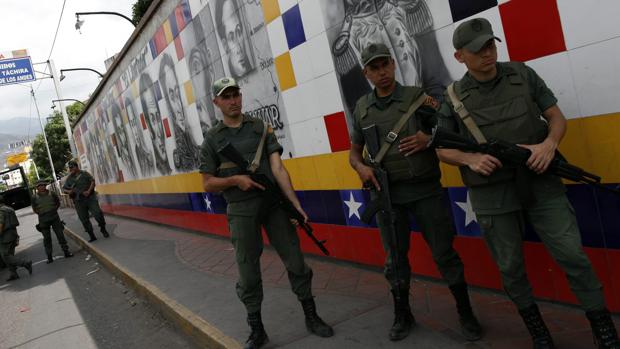 Militares venezolanos desertan en masa a Colombia por el hambre