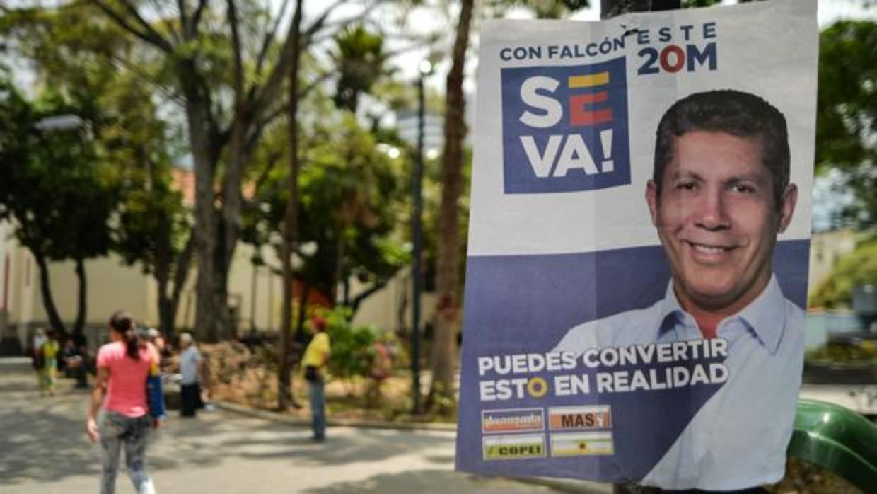 Cartel electoral de Henri Falcón en una calle de Venezuela