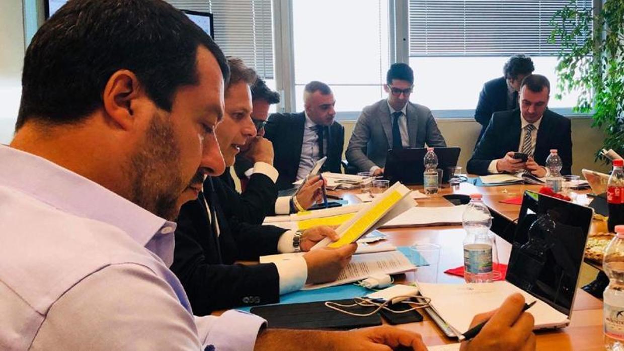 La reunión entre el M5E (Di Maio, a la derecha) y la Liga Norte (Salvini, el primero por la izquierda)