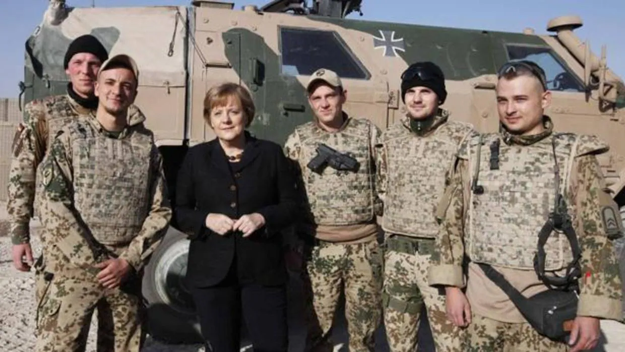 Merkel posa con militares alemanes durante una visita a un campamento en Afganistán en 2010