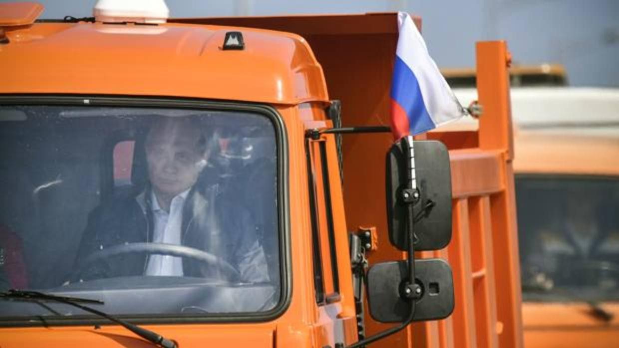 Putin, cruza al volante de un camión el puente que une Crimea y la Rusia continental
