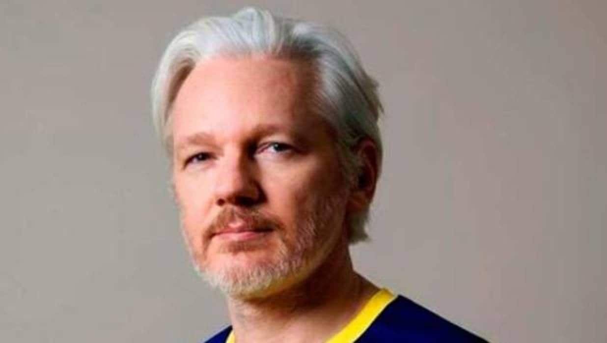 Assange con la camiseta de Ecuador tras conocerse que se la ha concedido esa nacionalidad