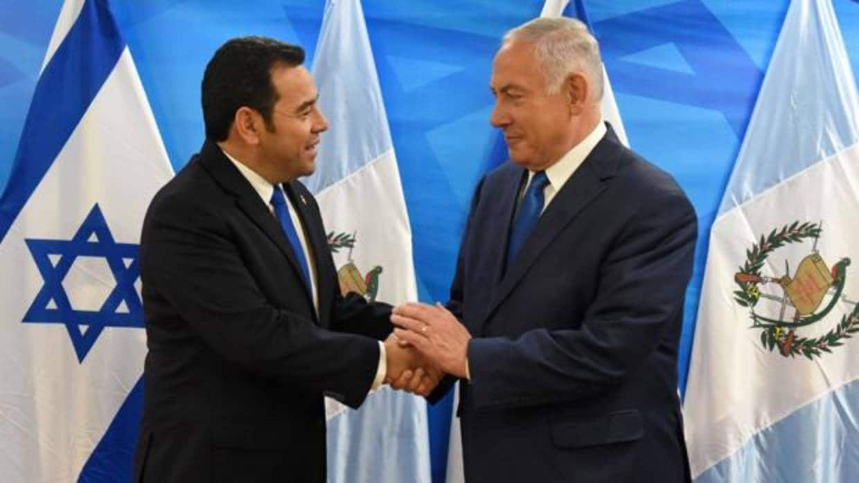 El presidente de Guatemala, Jimmy Morales, junto al primer ministro israelí, Benjamin Netanyahu