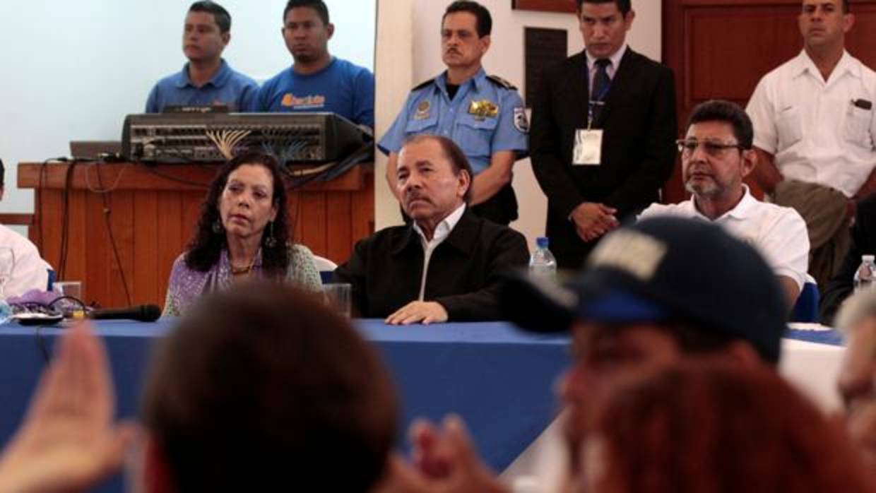 El presidente Ortega y su esposa, la vicepresidenta, durante la primera jornada de diálogo en Nicaragua