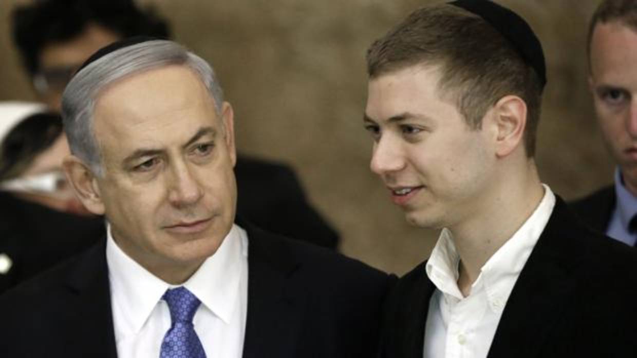 El primer ministro israelí, Benjamín Netanyahu, junto a su hijo, Yair Netanyahu
