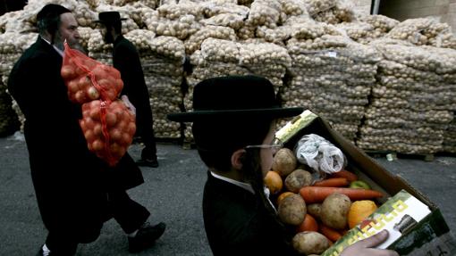 Judíos ultraortodoxos llevan comida en Jerusalén