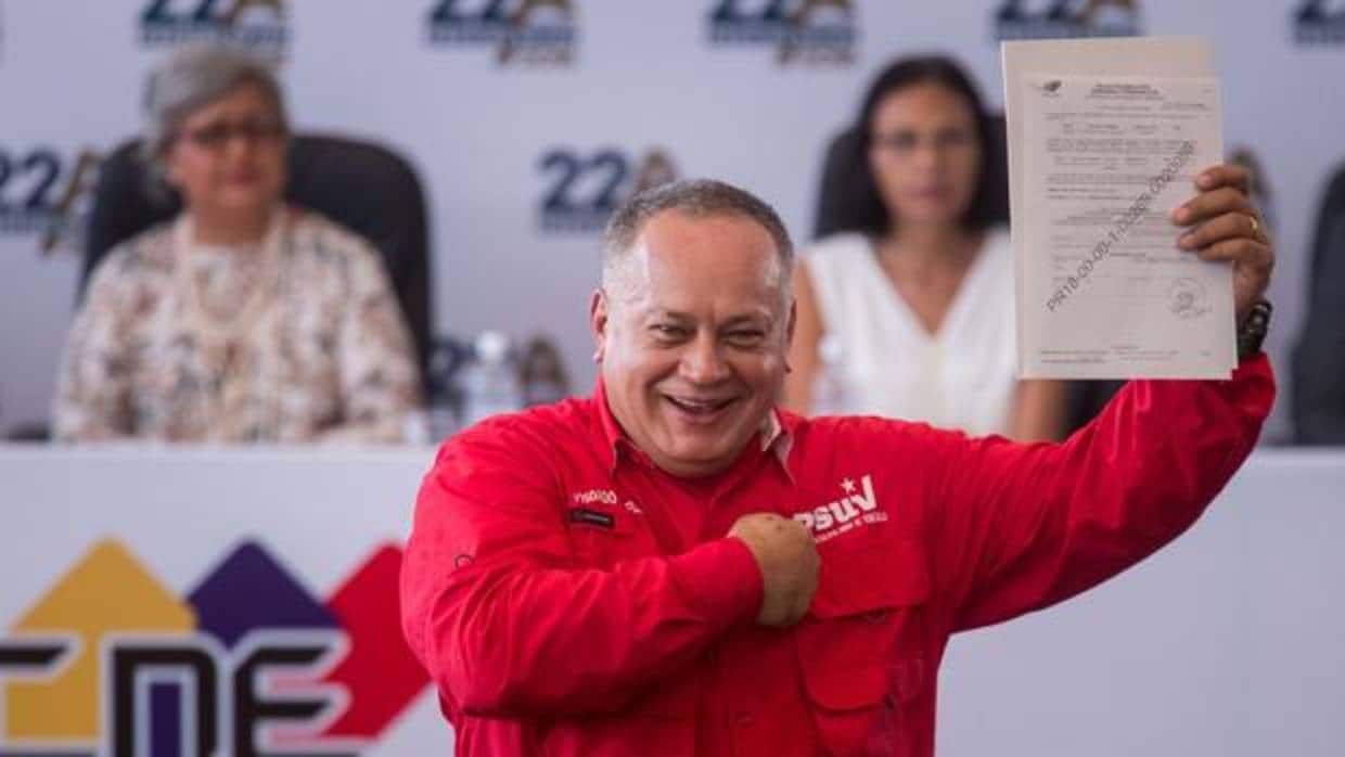 Fotografía de archivo fechada el 27 de febrero de 2018, que muestra al primer vicepresidente del Partido Socialista Unido de Venezuela (PSUV), Diosdado Cabello, durante una ceremonia de apoyo a la reelección del presidente venezolano, Nicolás Maduro, en la sede del Consejo Nacional Electoral, en Caracas (Venezuela)