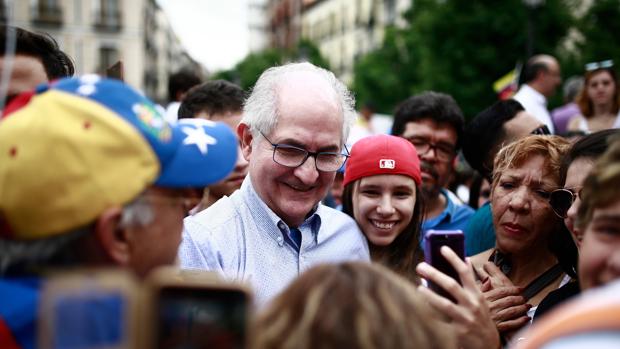 Antonio Ledezma encabeza la protesta en Madrid contra la «farsa electoral» en Venezuela