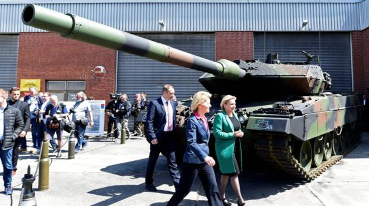 La ministra de Defensa alemana Ursula von der Leyen y su homóloga holandesa Ank Bijleveld participan en una demostración de un tanque Leopard 2