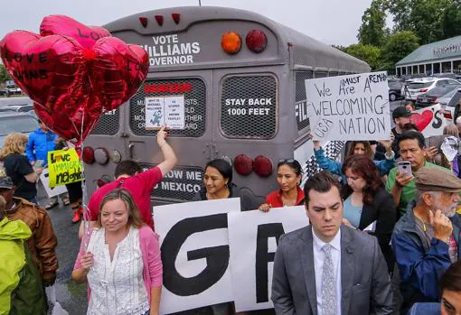 Manifestantes rodean el «autobús de la deportación» en Clarkston, Georgia