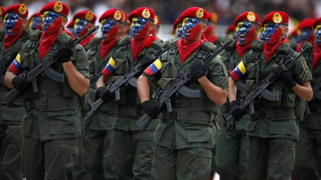 Militares venezolanos participan en un desfile militar