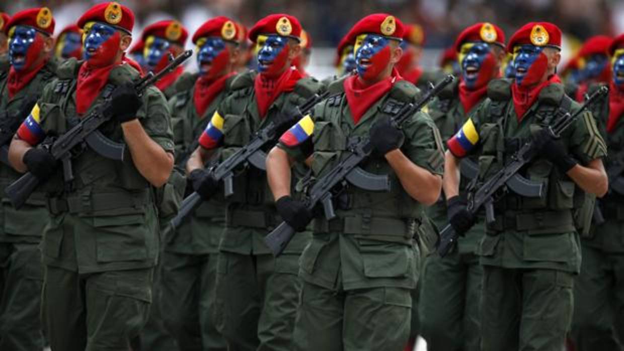 Militares venezolanos participan en un desfile militar