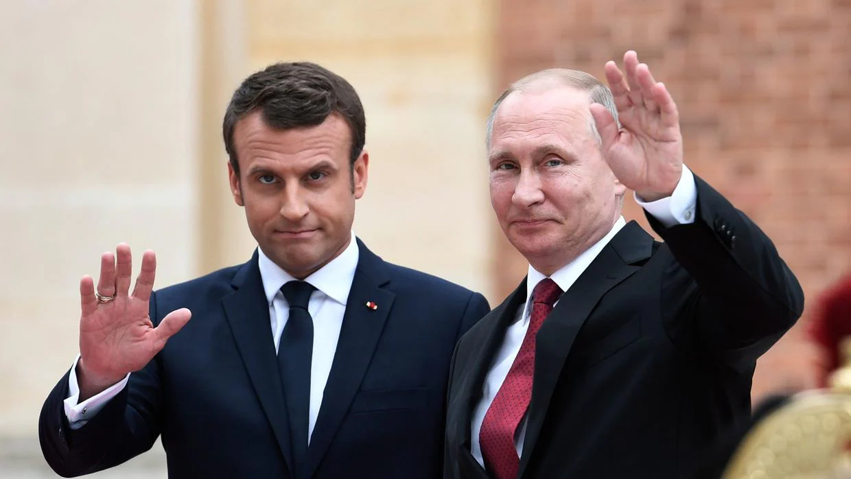 Enmanuel Macron y Vladimir Putin en el Palacio de Versalles