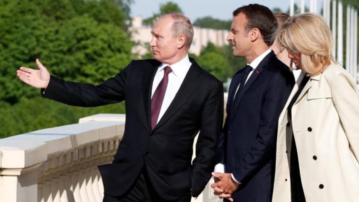 Vladimir Putin, con Emmanuel Macron y su esposa Brigitte en San Petersburgo