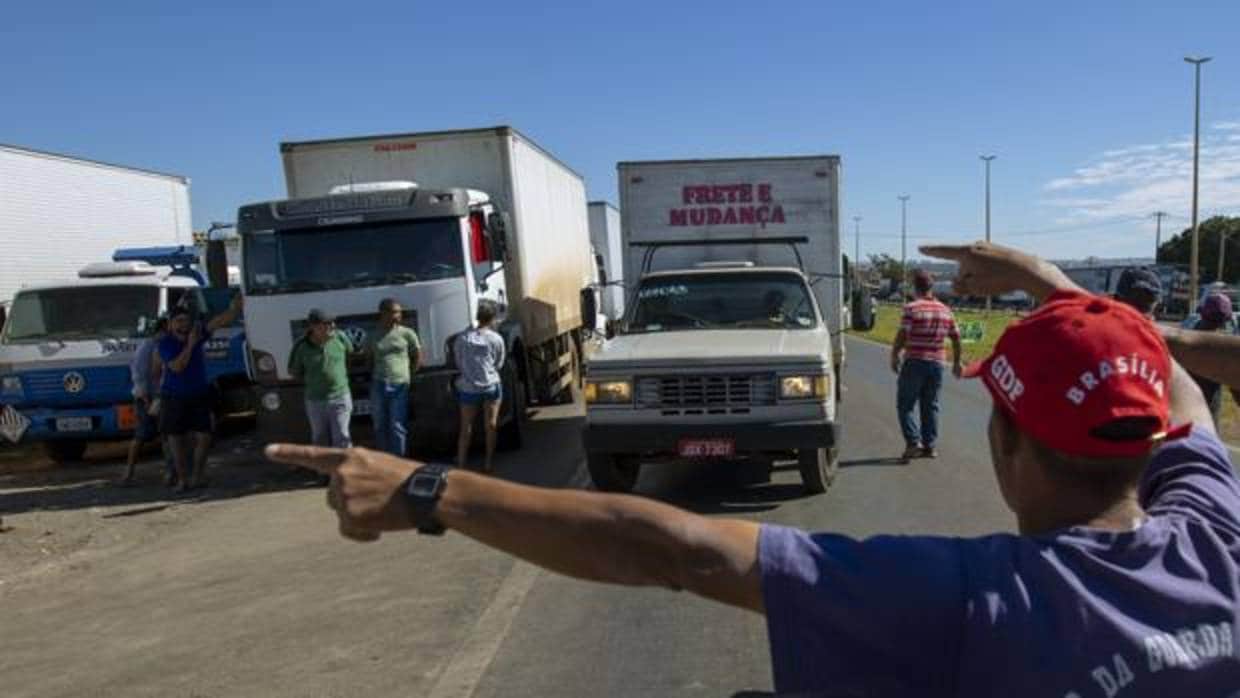 Camioneros permanecen parados en la carretera llegando a Brasilia