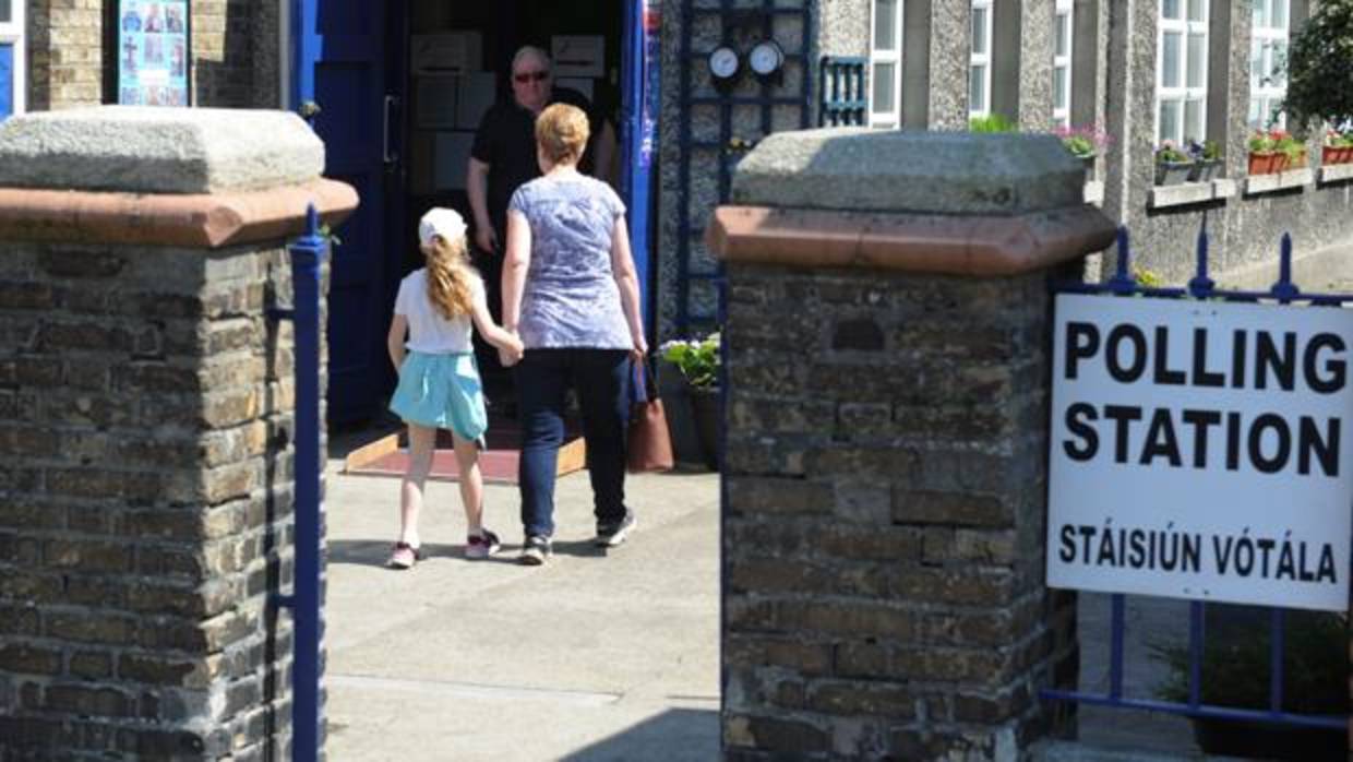 Una mujer y su hija entran a un colegio electoral en Dublín