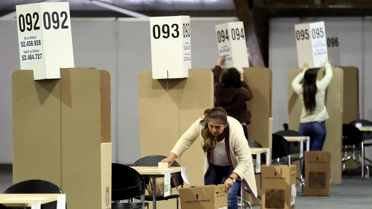 Funcionarios de la Registraduría Nacional trabajan en la instalación de las mesas de votación