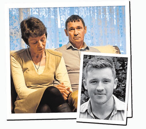 Jon y Meryn O’Brien, junto a una imagen de su hijo Jack, que viajaba en el avión derribado