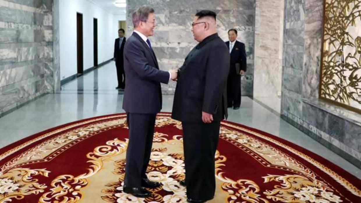 Kim Jong-un y Moon Jae-in en el pueblo de Panmunjom