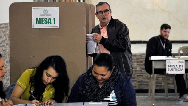 Los colombianos acuden a votar en paz para elegir un nuevo presidente