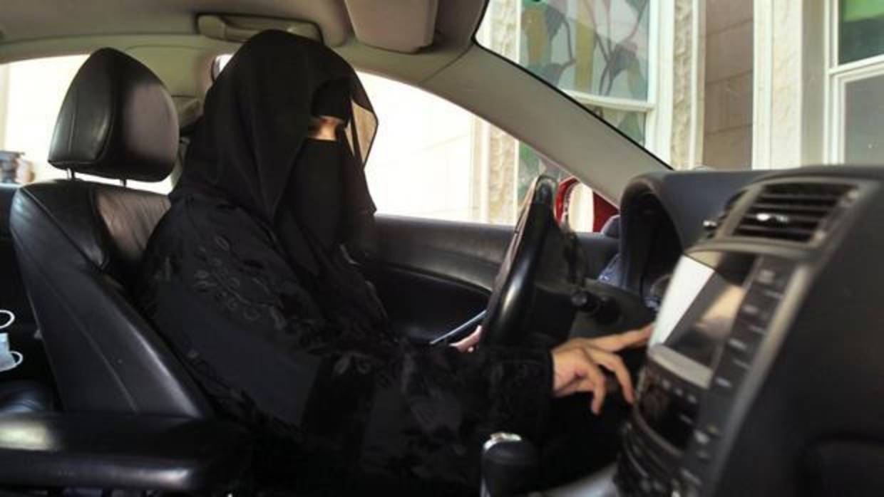 Una saudí con niqab, al volante de su coche en Riad