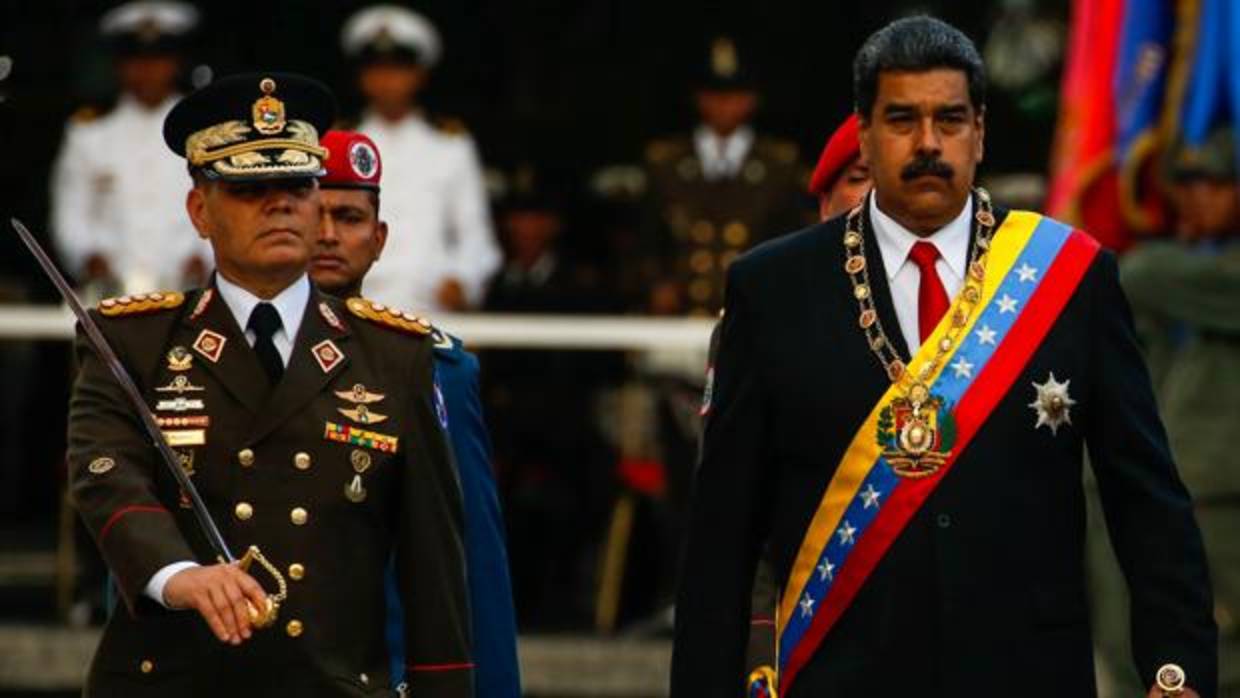 El presidente de Venezuela, Nicolás Maduro, junto al ministro de Defensa