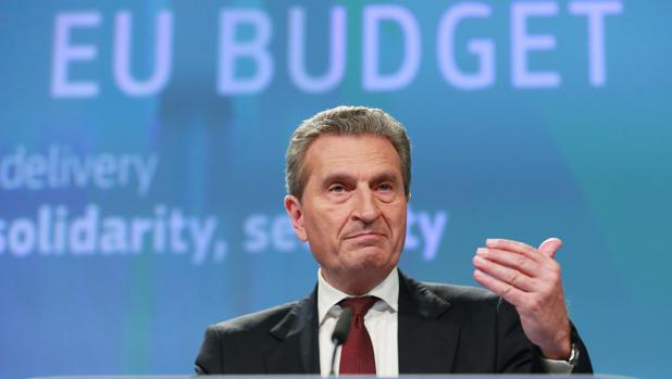 La verborrea de Oettinger: de llamar a los chinos «gente con ojos rasgados» a incendiar Italia