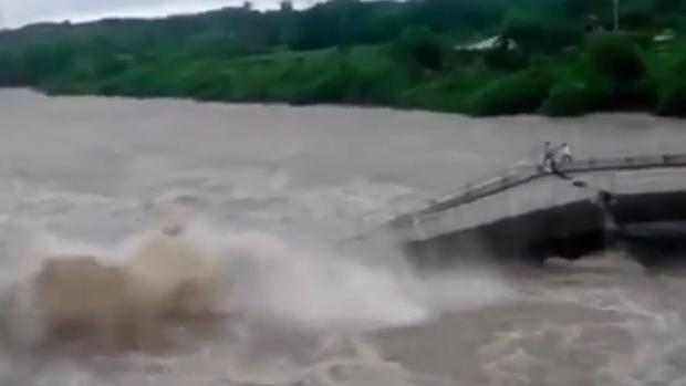 Se salvan de milagro del impresionante derrumbe de un puente en Cuba