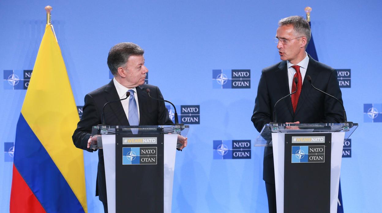 El presidente de Colombia, Juan Manuel Santos y secretario general de la OTAN, Jens Stoltenberg en Bruselas