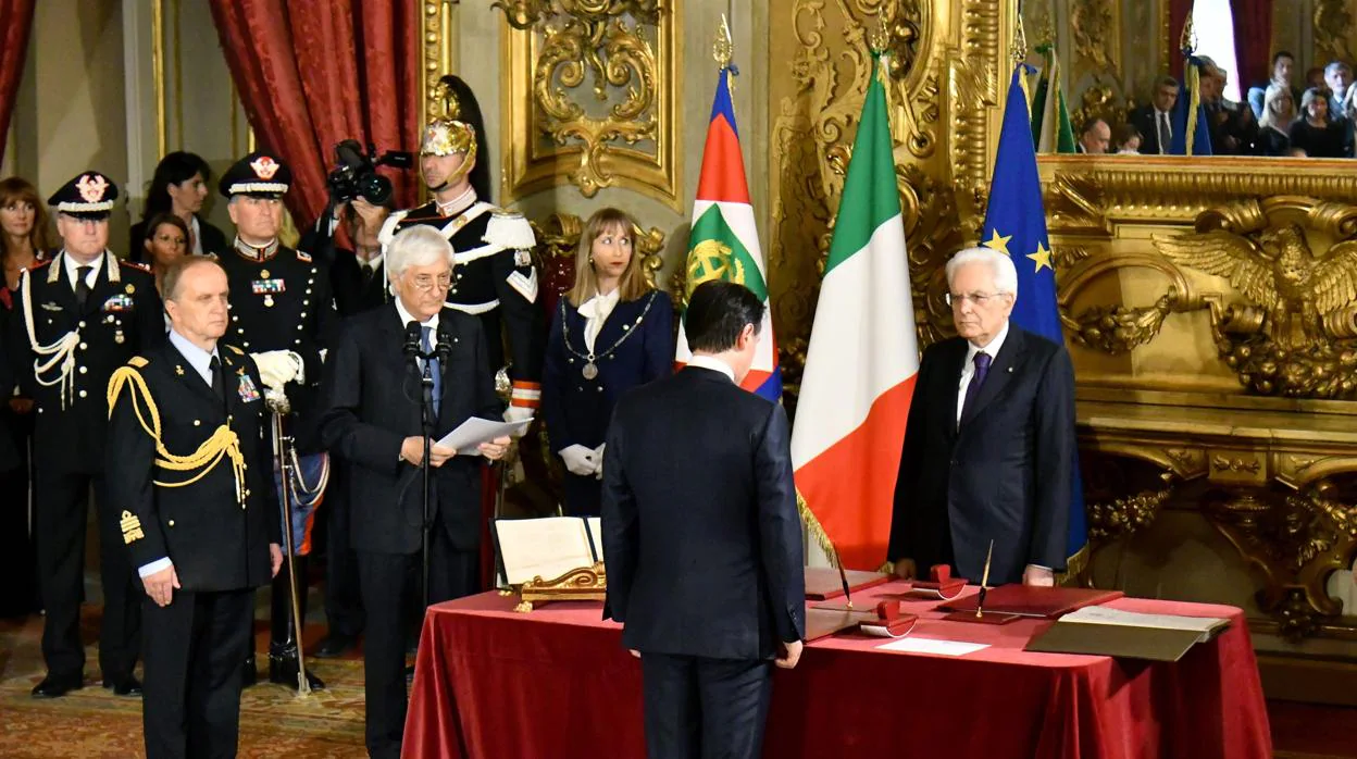 Conte jura como primer ministro ante el presidente de la República, Sergio Mattarella