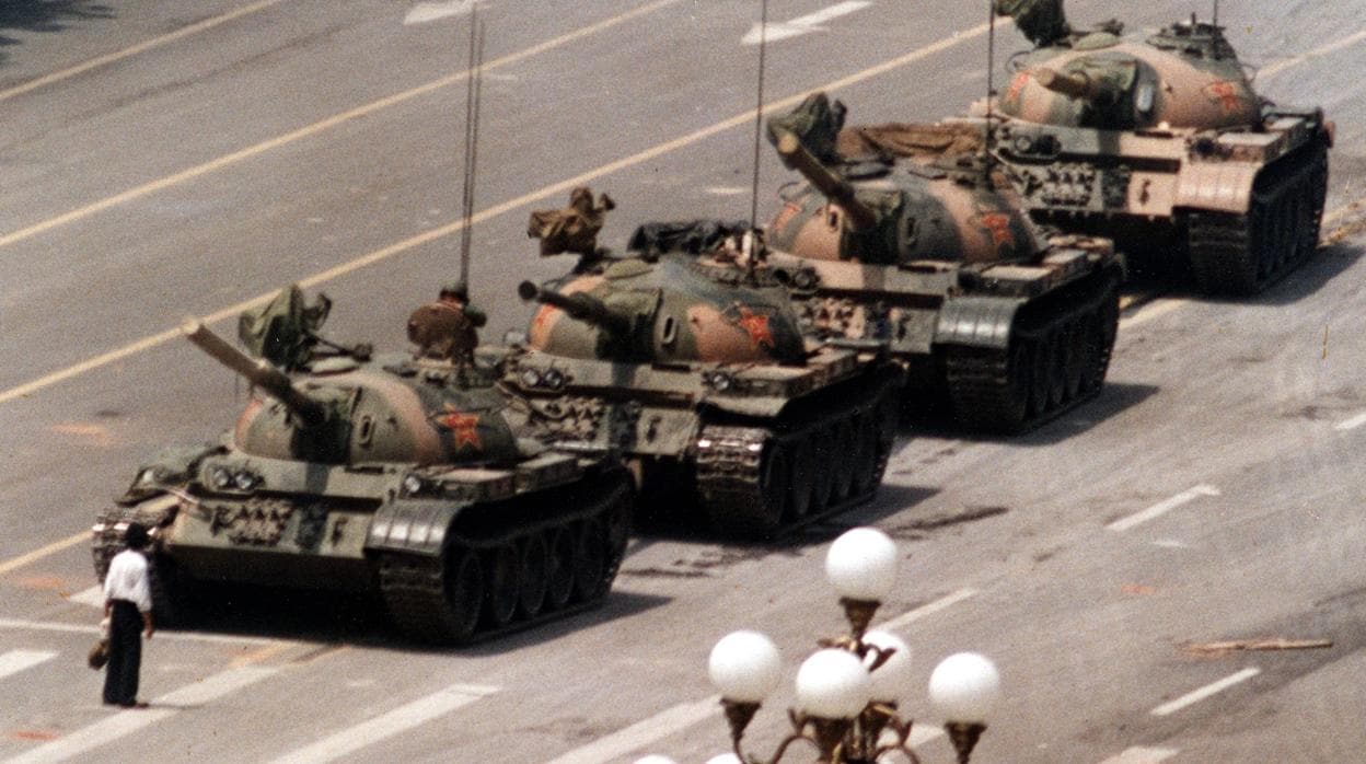 Un hombre se detiene frente a una fila de tanques cerca de la plaza de Tiananmen en junio de 1989