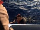 Los miembros de la Guardia Costera turca ayudan a los refugiados que sobreviven en el barco que se hunde en el mar Mediterráneo en Antalya